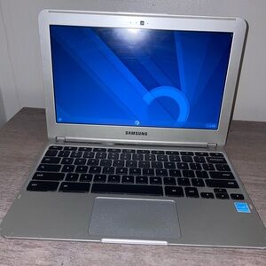 Samsung Chromebook XE303C12 (11.6", Exynos 5 1.7GHz, 2GB, 16GB SSD) w/ Charger